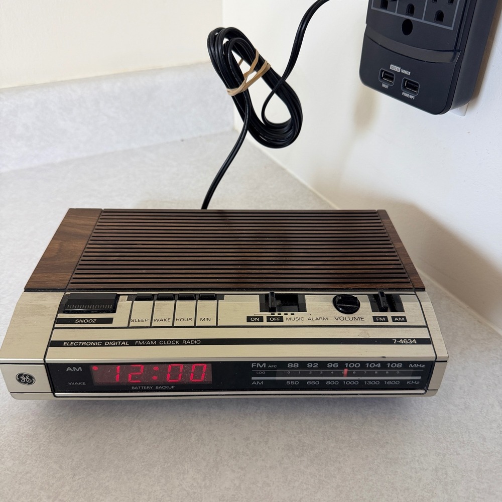 GE Vintage AM/FM Clock Radio Woodgrain Digital LED Display Model 7-4634B